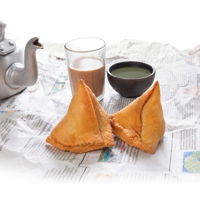Chicken Samosa (2 pcs) - Halal chicken ---FRESHLY MADE !.